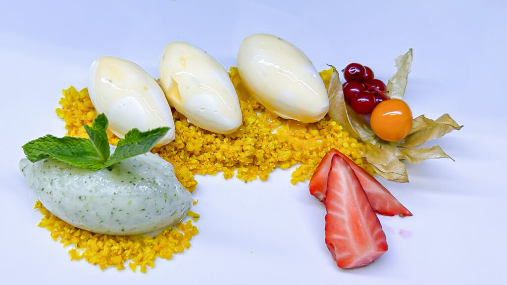 Zitrus-Käse-Fusion | Auf Ras el Hanout-Crumble, mit Minz-Sorbet und Zitruskaviar